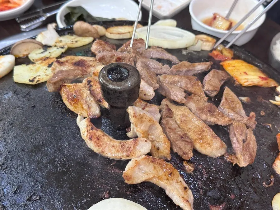 Pork jowl and skirt meat cut into bite-sized pieces