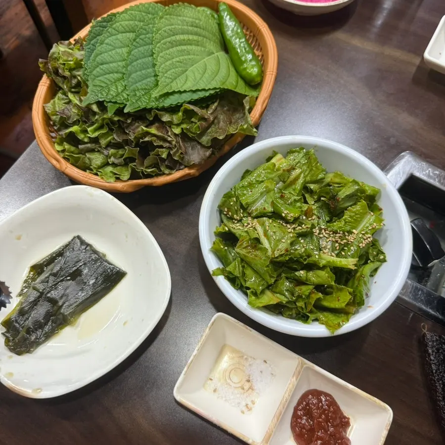Basic side dishes: lettuce, perilla leaves, garlic, ssamjang
