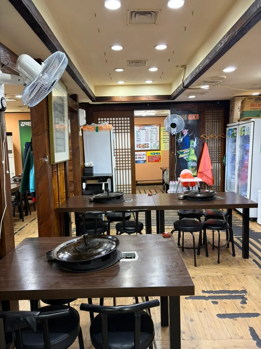 Tables and grill seating at Pujutgan Saenggogi-jeom