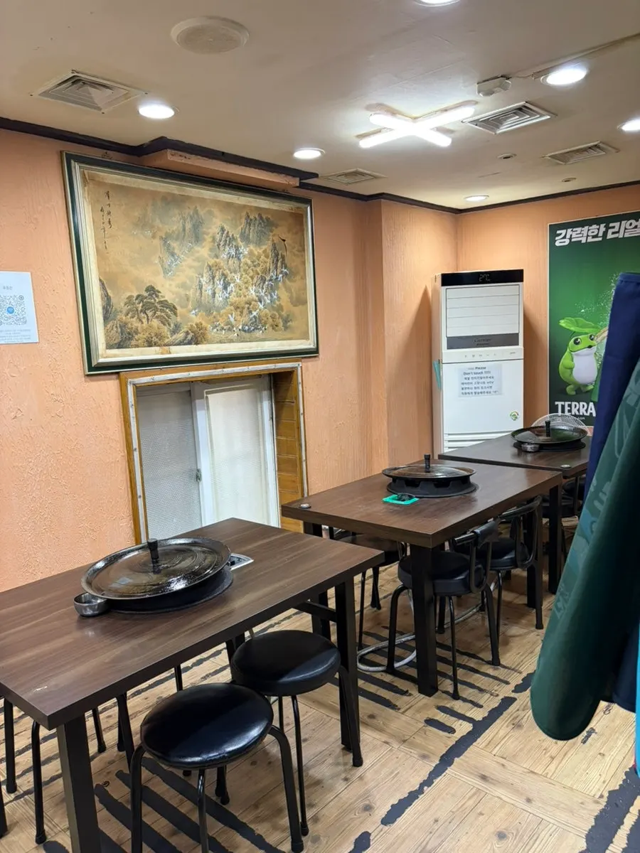 View of the seating in the back of Pujutgan Saenggogi-jeom