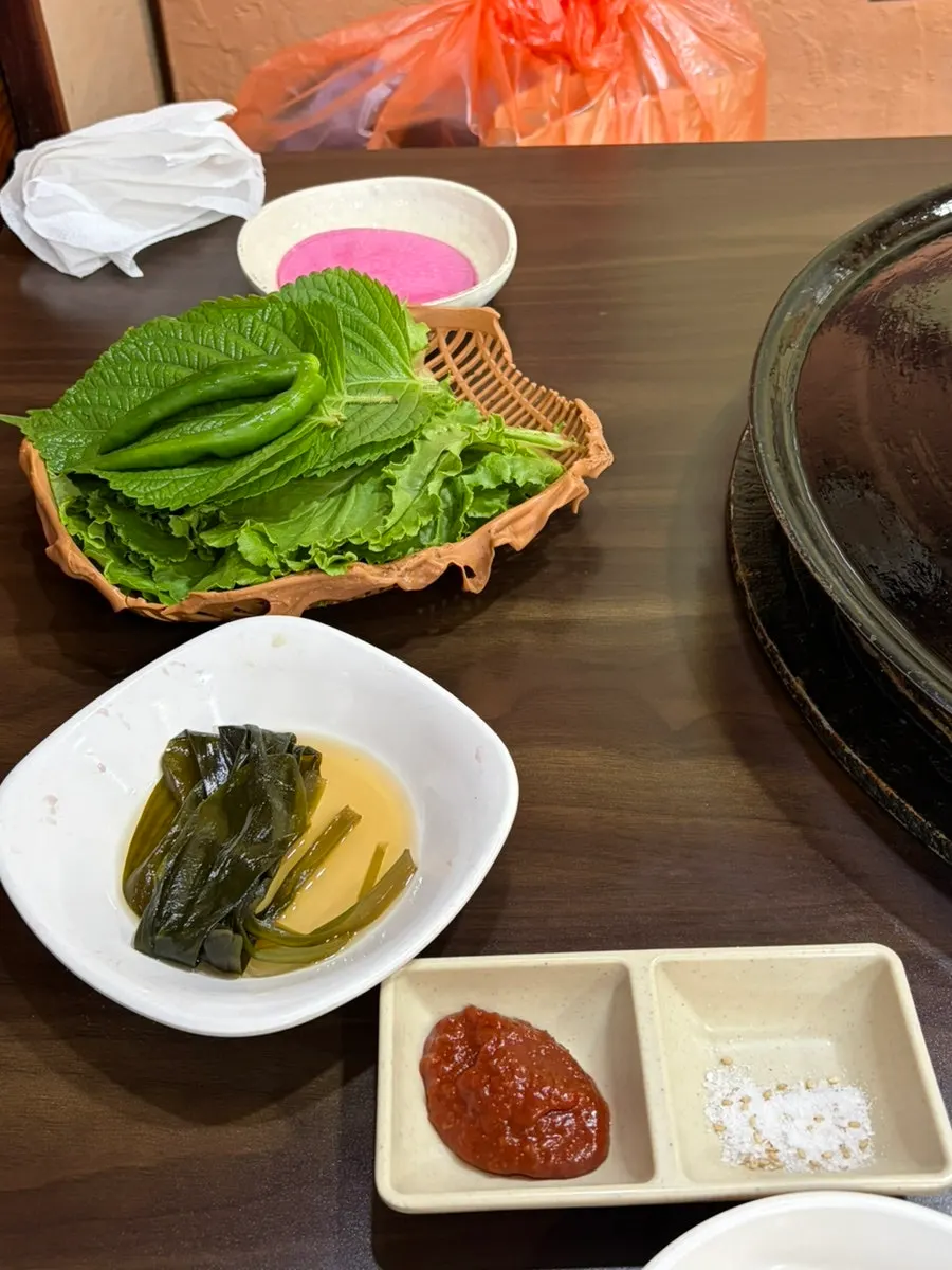 Basic side dishes: seasoned lettuce salad, napa cabbage kimchi, and mushrooms