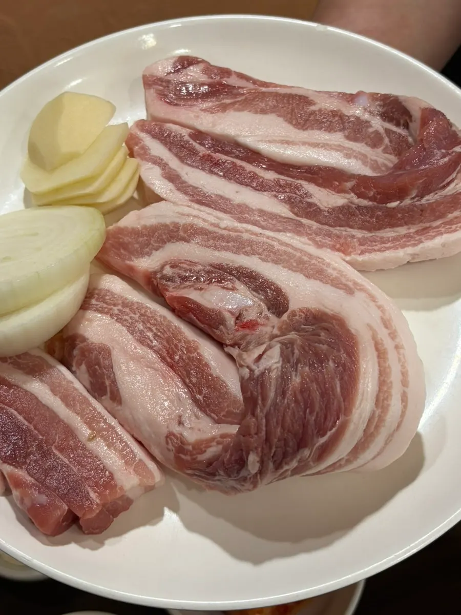 Three servings of raw pork belly at Pujutgan Saenggogi-jeom
