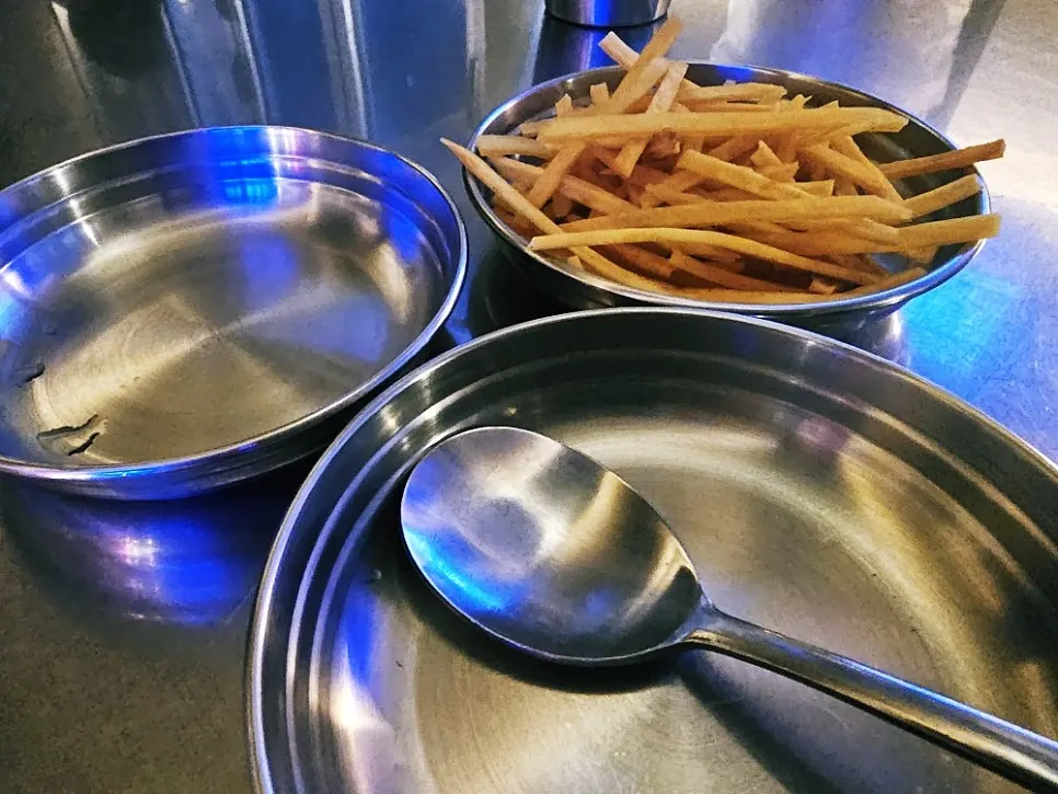 Crispy potato chip snacks served as a starter