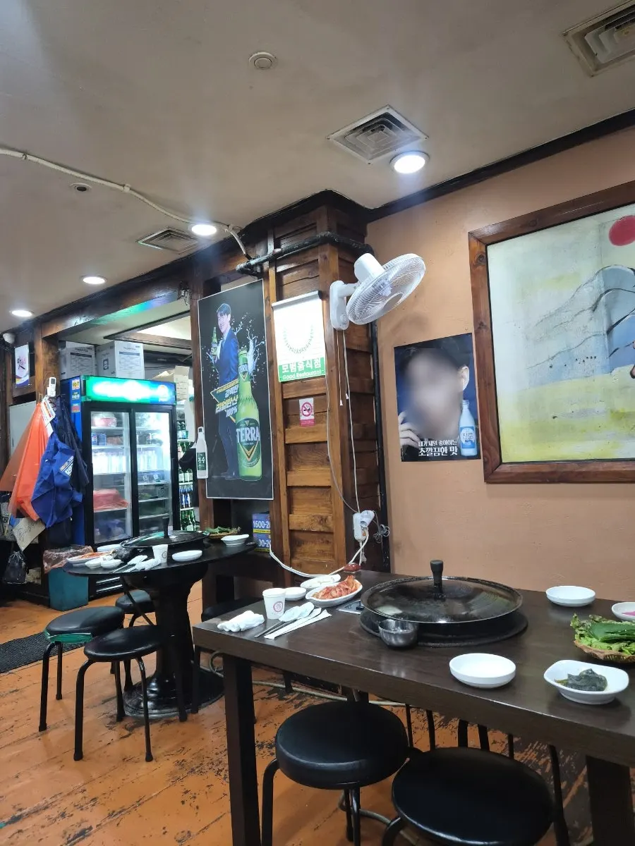 삼겹살과 김치 마늘 쌈 한 접시