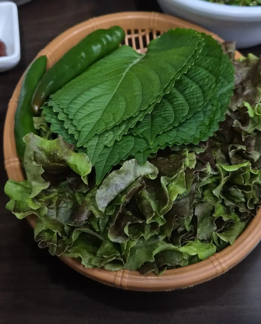 상추 깻잎 고추가 담긴 쌈채소 접시