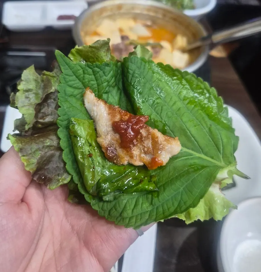 상추에 삼겹살과 쌈장 올린 쌈