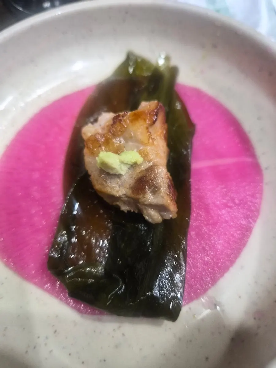깻잎과 삼겹살을 함께 싼 쌈 한입