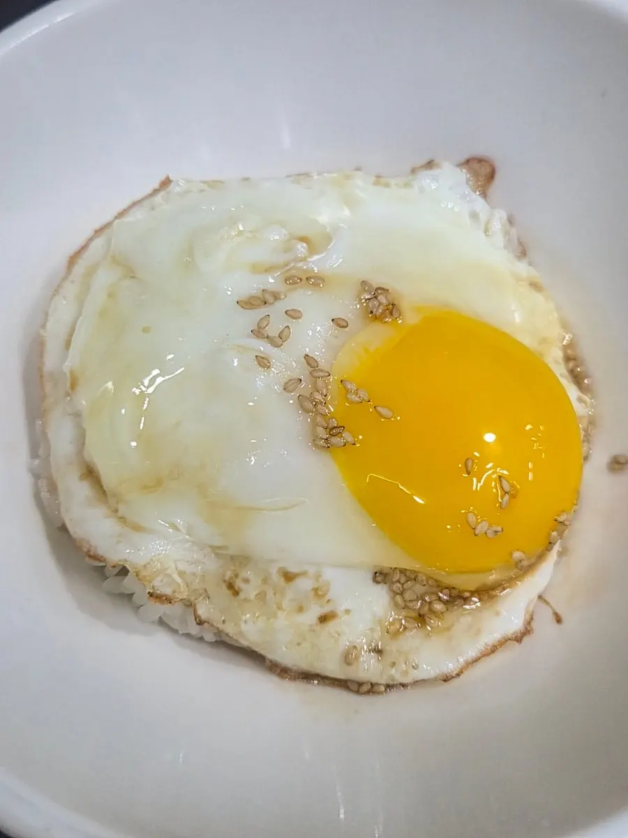 노른자 올린 간계밥