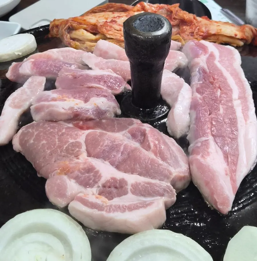 위스키 잔과 삼겹살 한 점