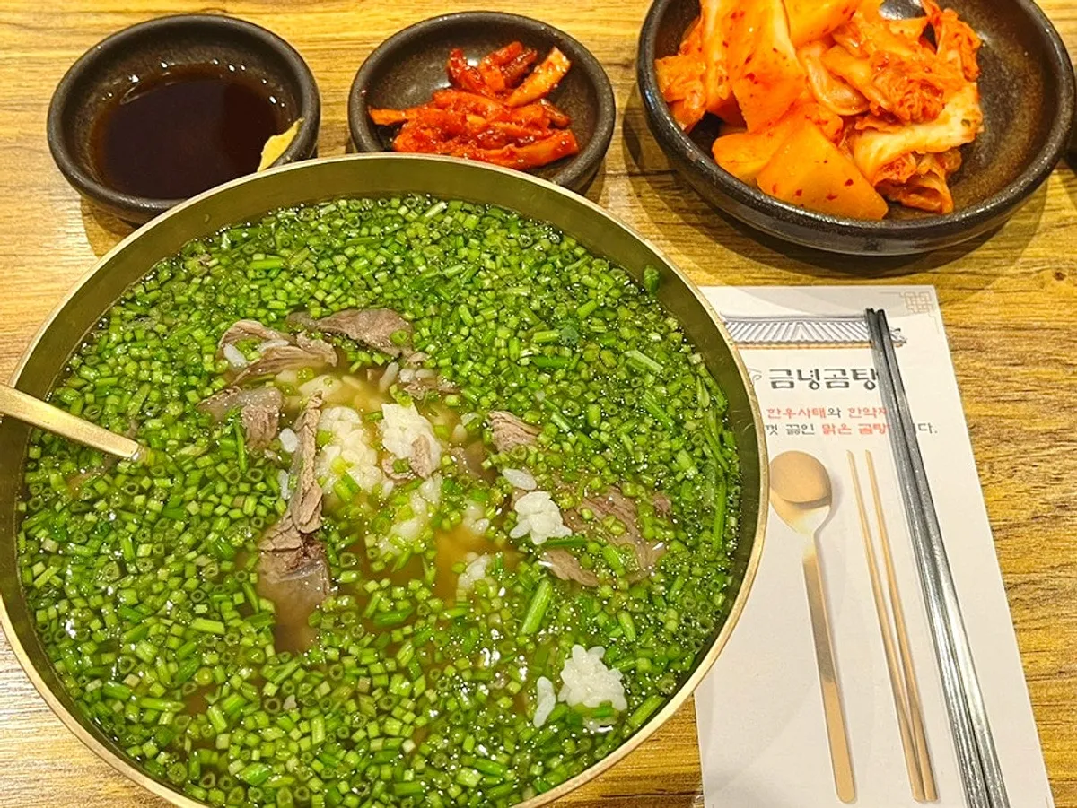 A solo-diner's spread of minari gomtang at Geumnyeong Gomtang near Wangsimni