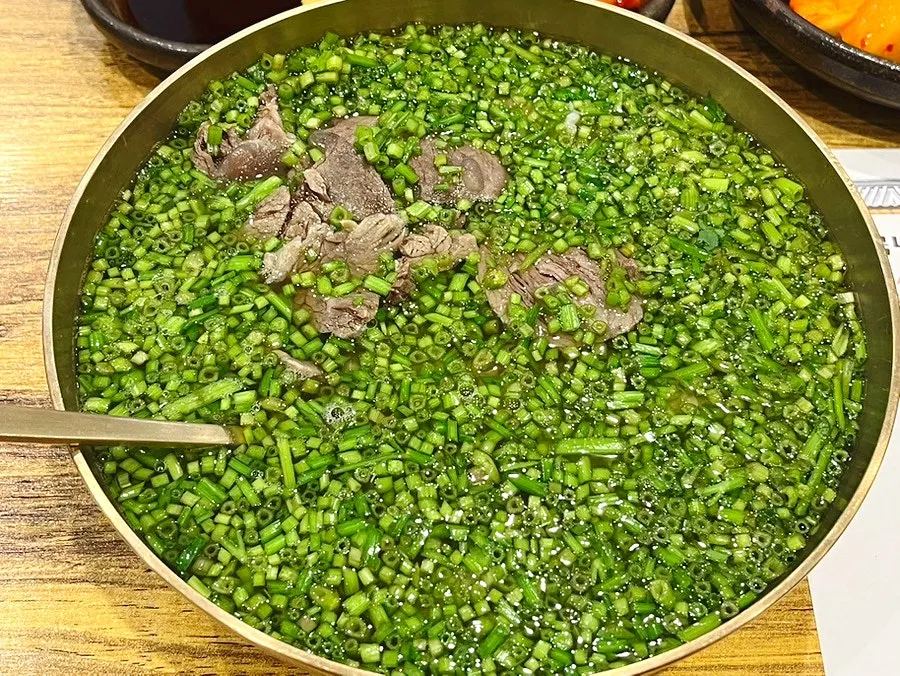 Table setting at Geumnyeong Gomtang, a Wangsimni restaurant