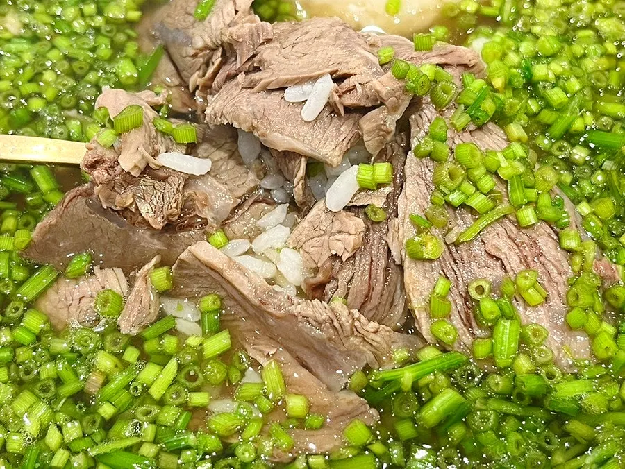 A hefty bowl of XL-size minari gomtang