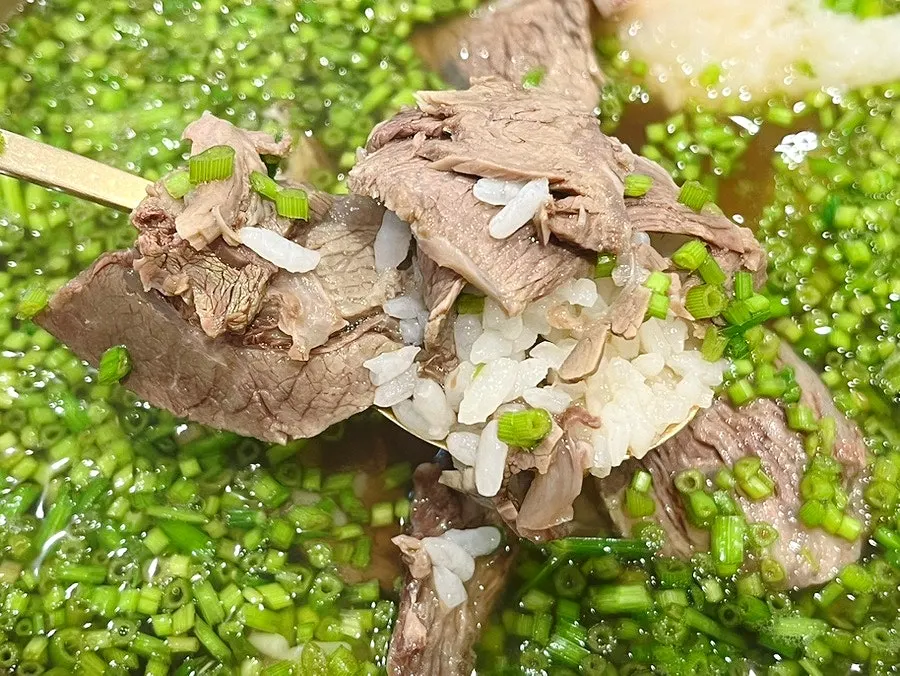 XL gomtang piled high with watercress