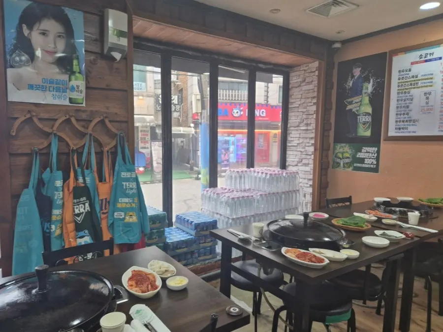 세 명 고기 모임 식사 사진