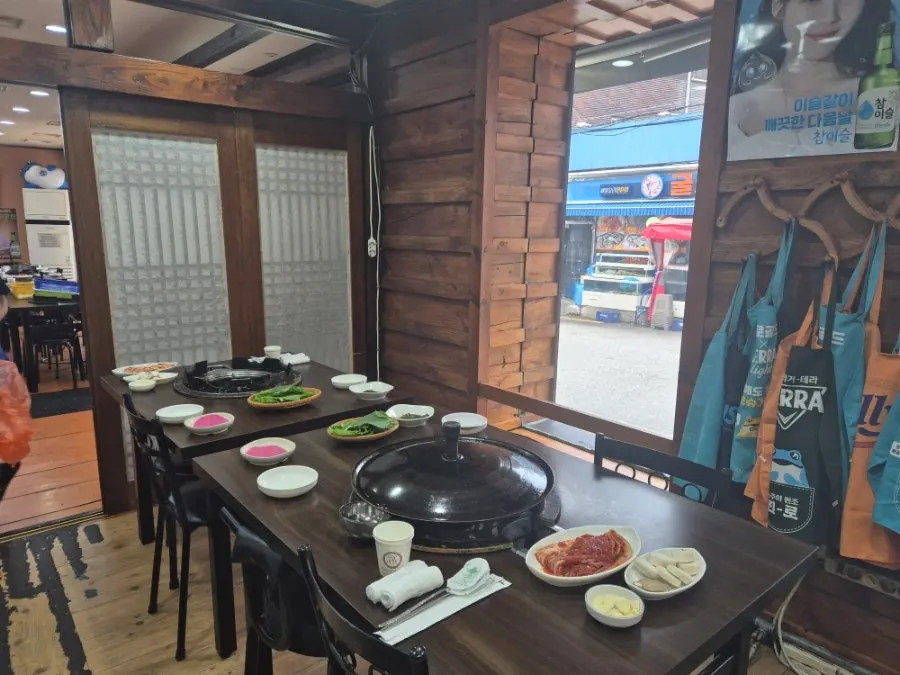 여럿이 함께한 고기 식사 사진