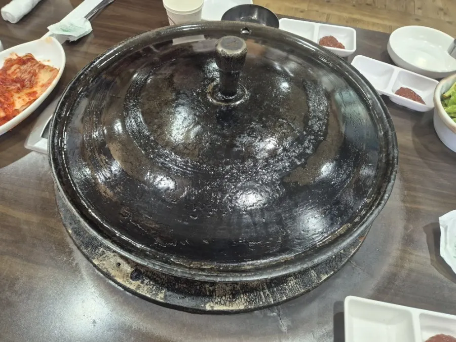 테이블 가운데 솥뚜껑 사진