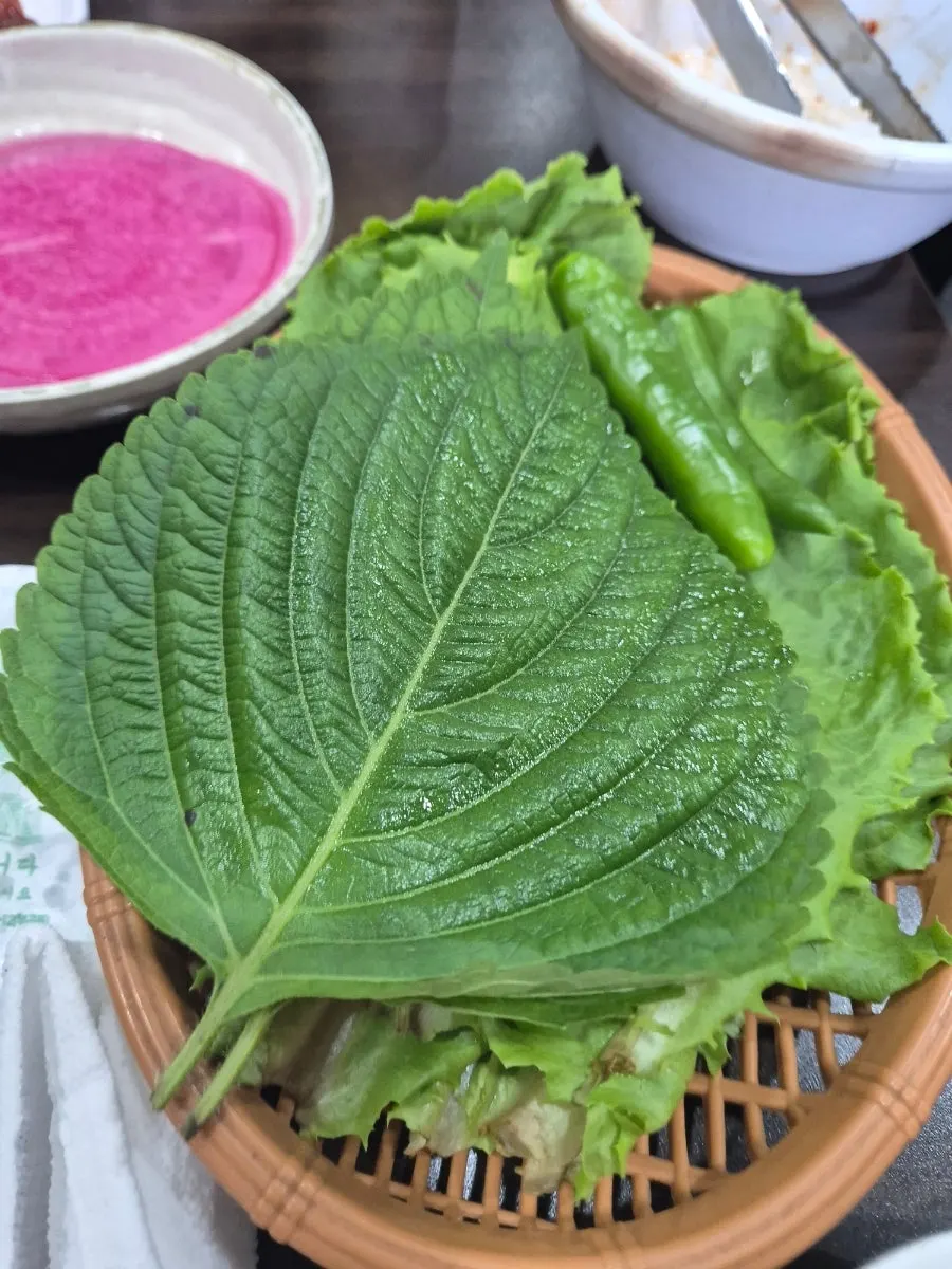 쌈채소와 고기 반찬 사진
