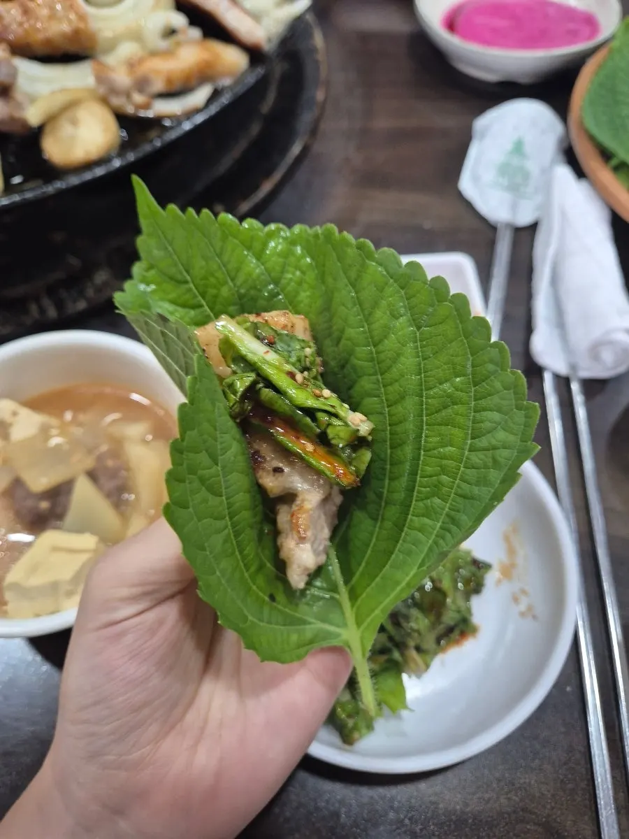 무와 고기 곁들임 반찬 사진