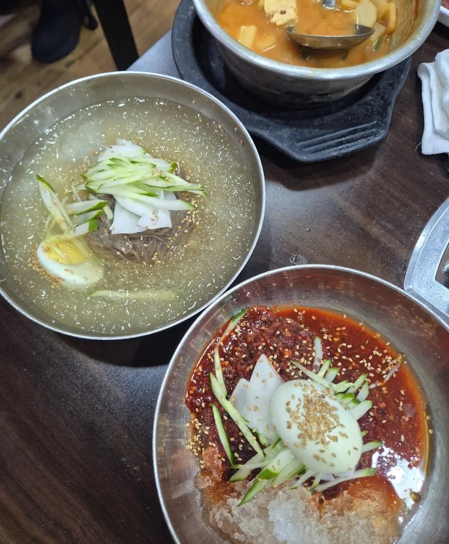냉면과 누룽지 후식 상차림 사진