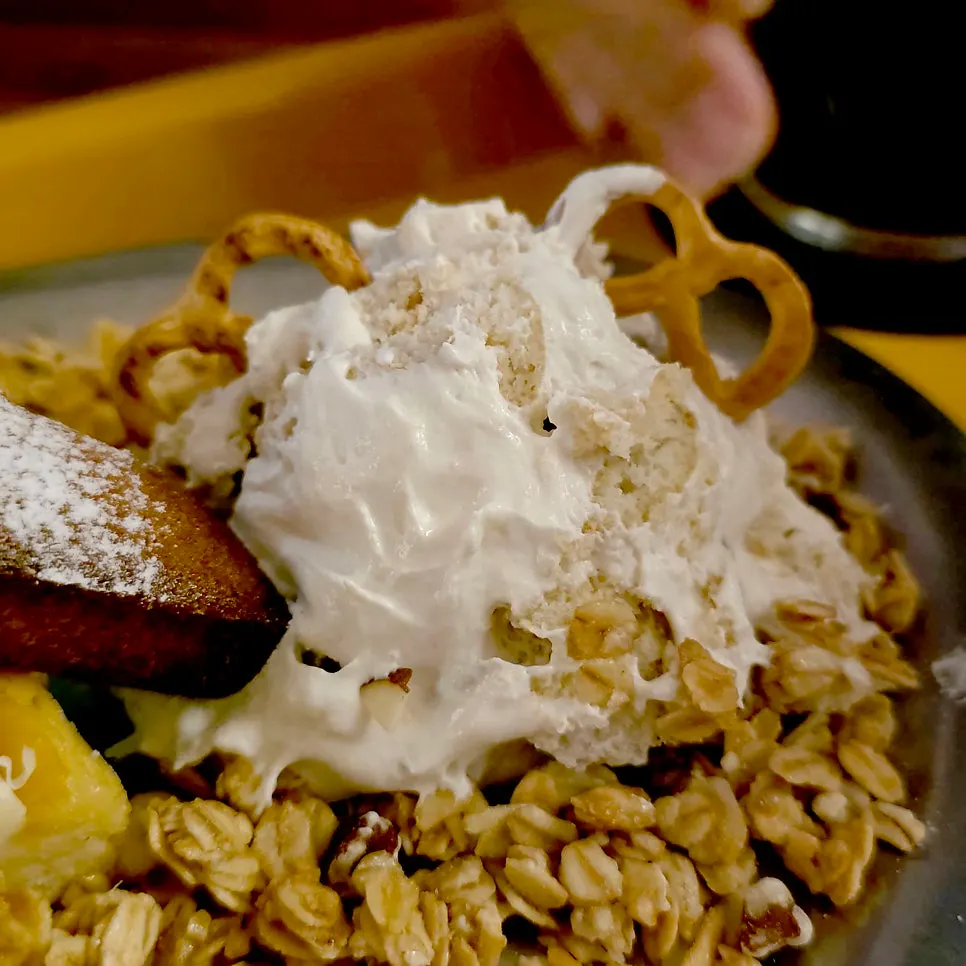 Homemade banana pudding with thinly sliced banana