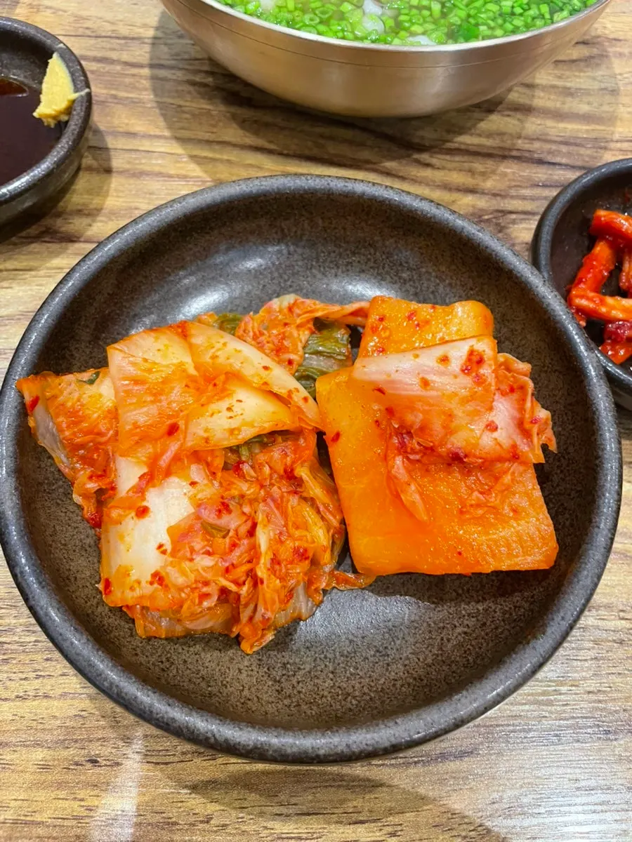 Toryeom-style minari gomtang lunch at Geumnyeong Gomtang in Wangsimni