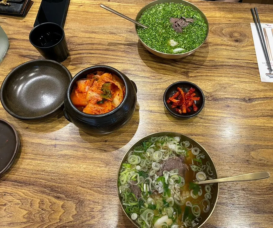 Toryeom-style gomtang with clear broth