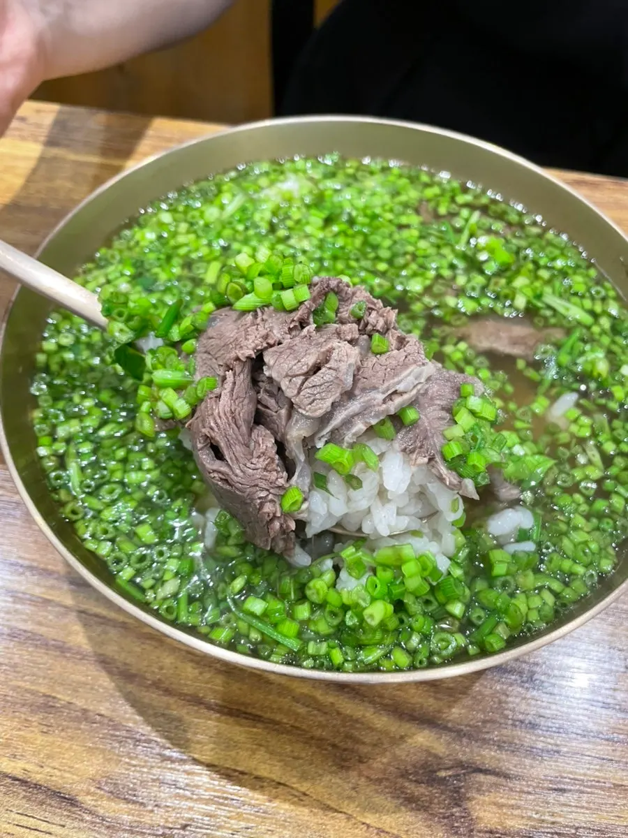 Eating gomtang