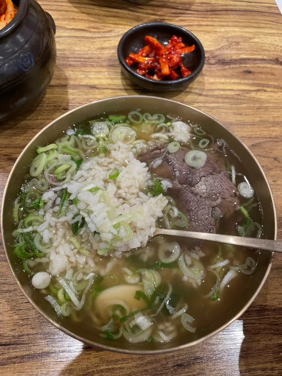 Minari gomtang with sliced rice cakes