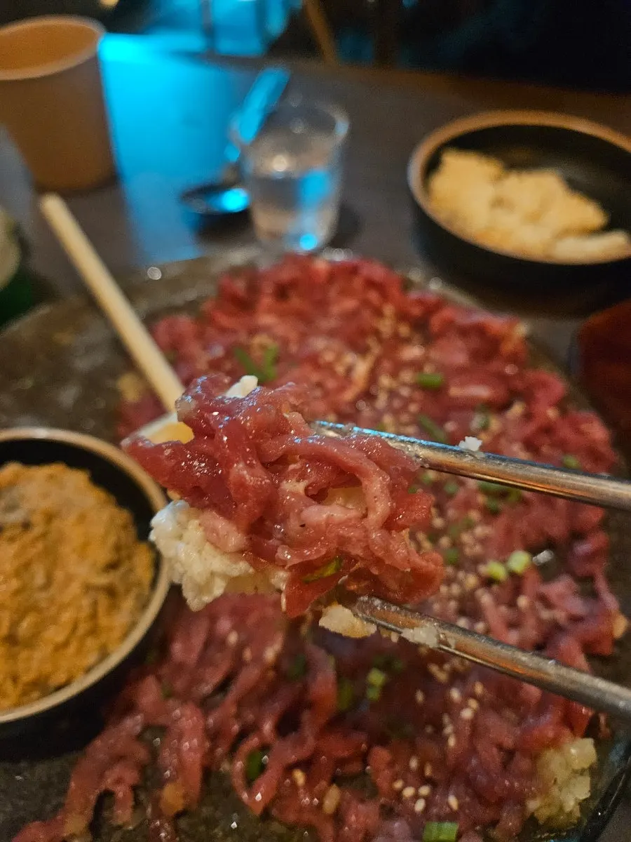 푸짐하게 담긴 붉은 육회 클로즈업