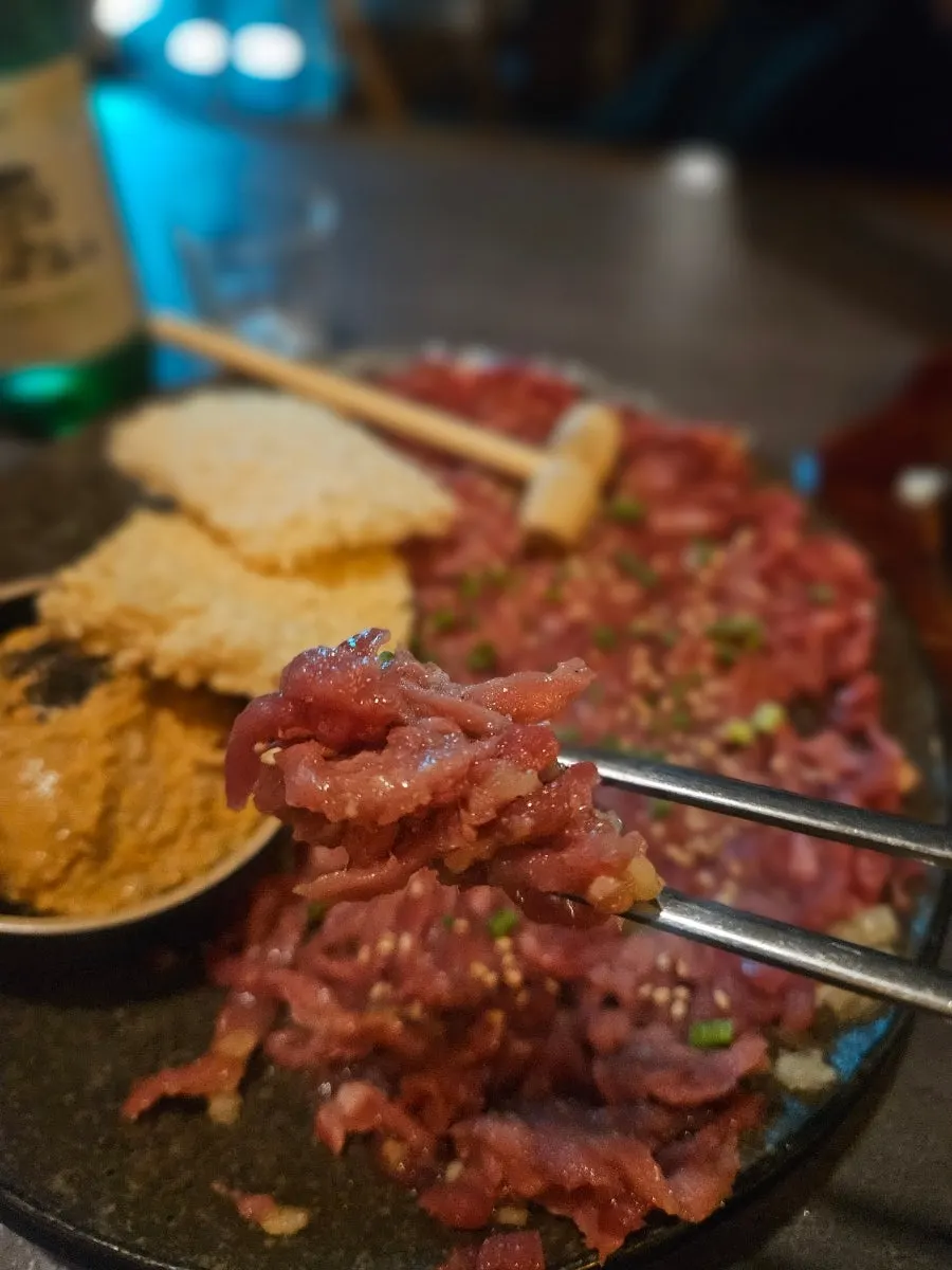 바삭한 누룽지와 육회 조합