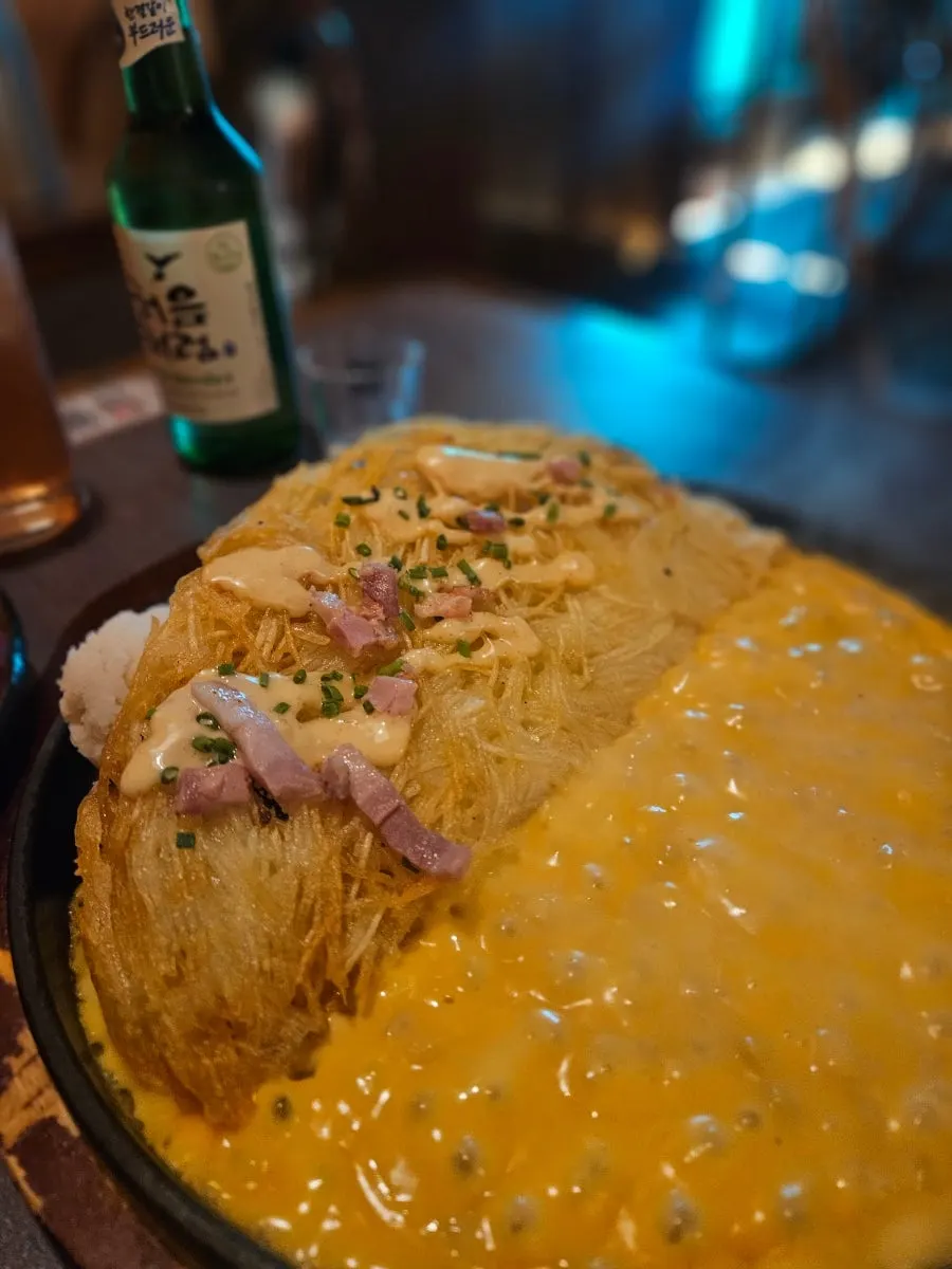 도톰하게 부쳐진 감자전과 소스