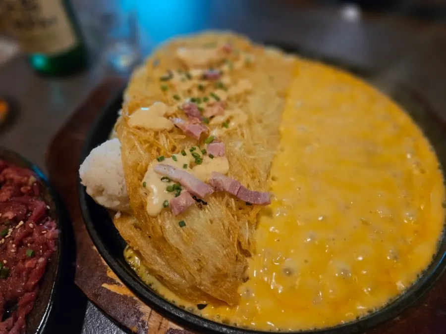 겉이 노릇한 뽀글치즈감자전 단면