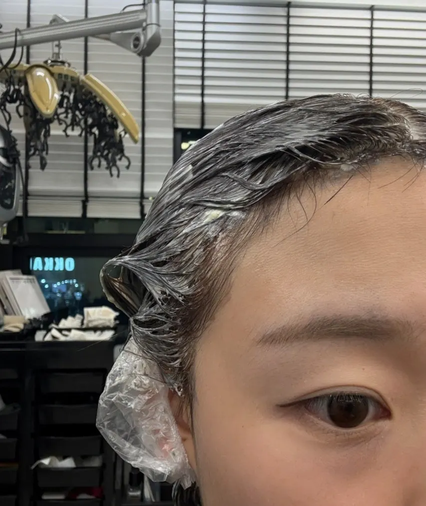 붉은기가 도는 비포 모발