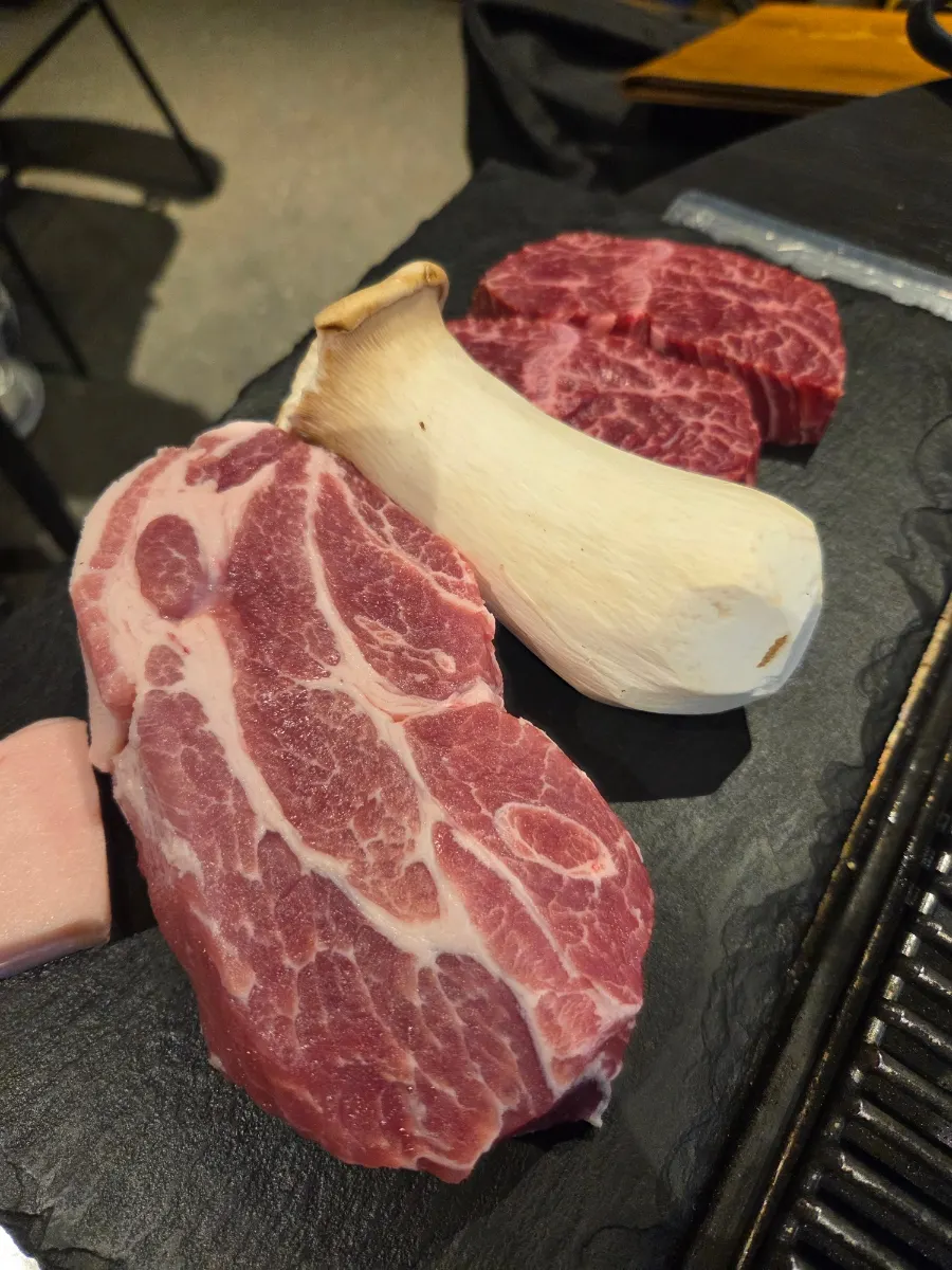 Table setting for the Beom Set with pork neck and skirt steak