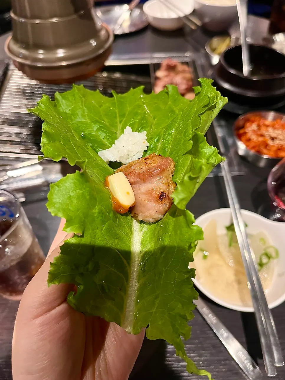 Pork neck with lettuce and garlic