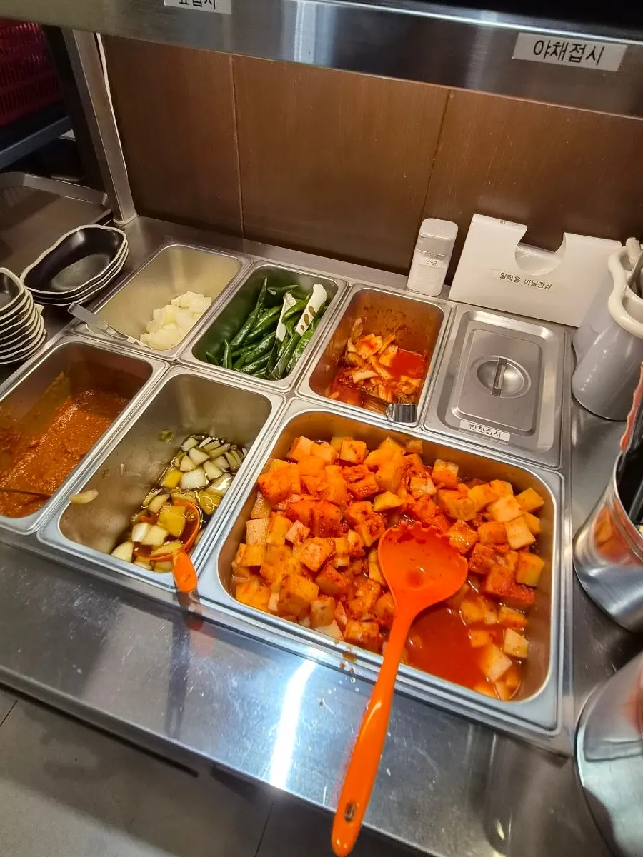 Self-serve side dish bar in the store