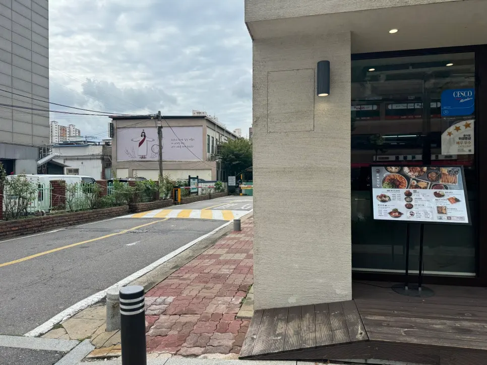 Ground-level parking lot next to the Wanttuk Gamjatang Meokgol Main Branch building
