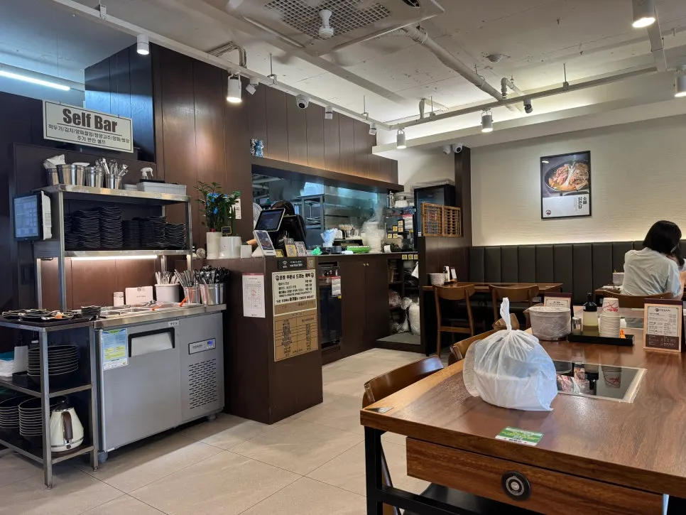 Tidy tables and a bright interior
