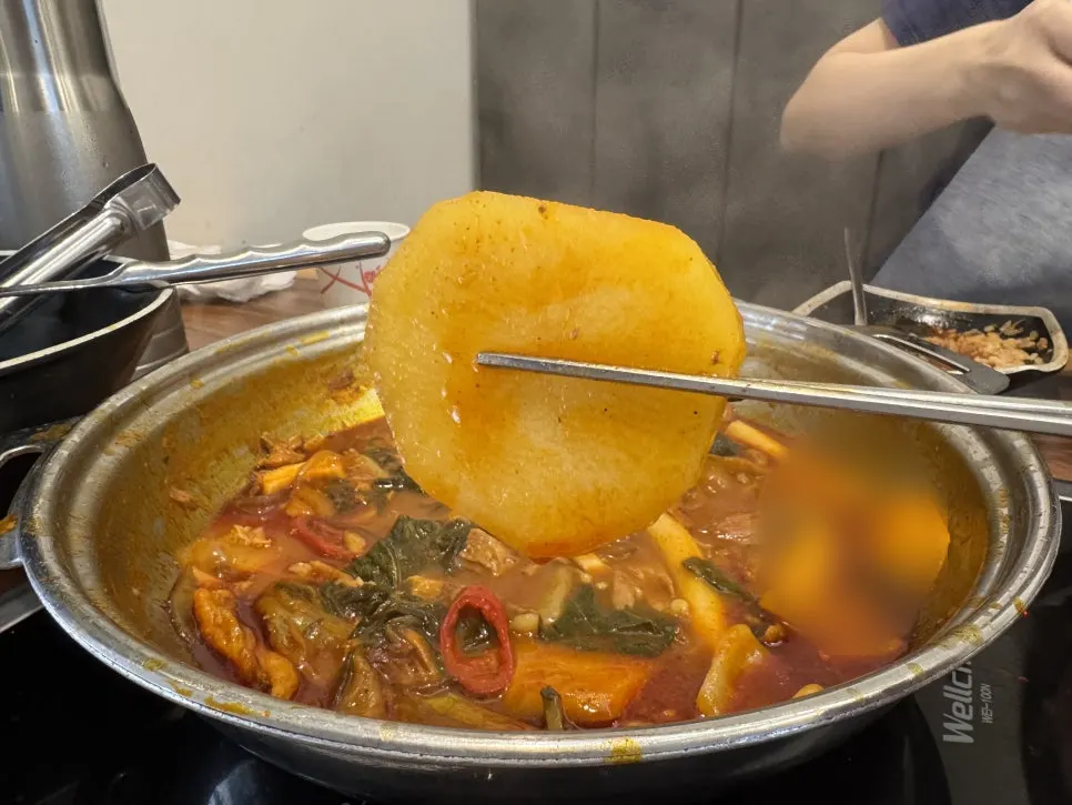 Menu featuring ppyeohaejangguk, ppyeodagwijjim, and pork cutlet