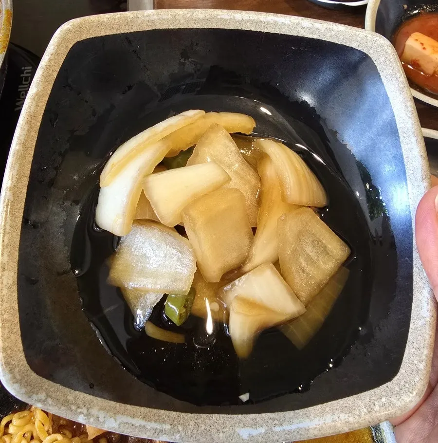 셀프바에서 가져온 양파절임