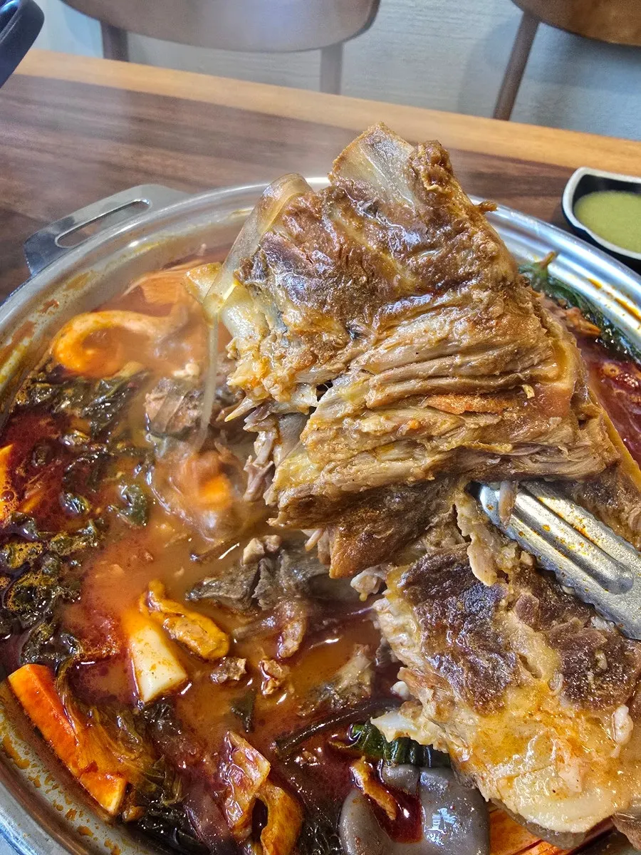 끓기 시작한 뼈다귀 감자탕 냄비