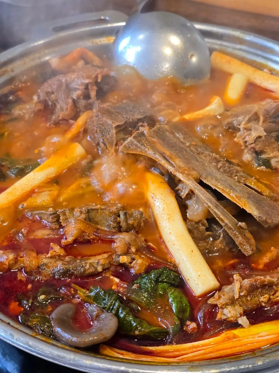 라면 사리까지 넣어 마무리한 감자탕