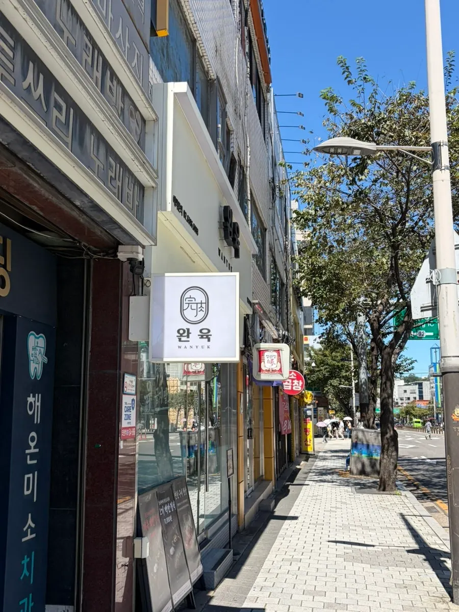 Sign for free parking behind the building