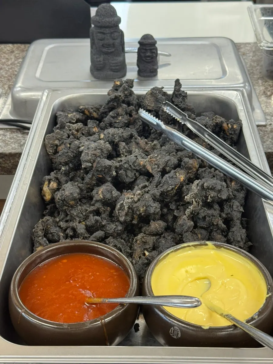 Plate with dombegogi and hyeonmuam chicken