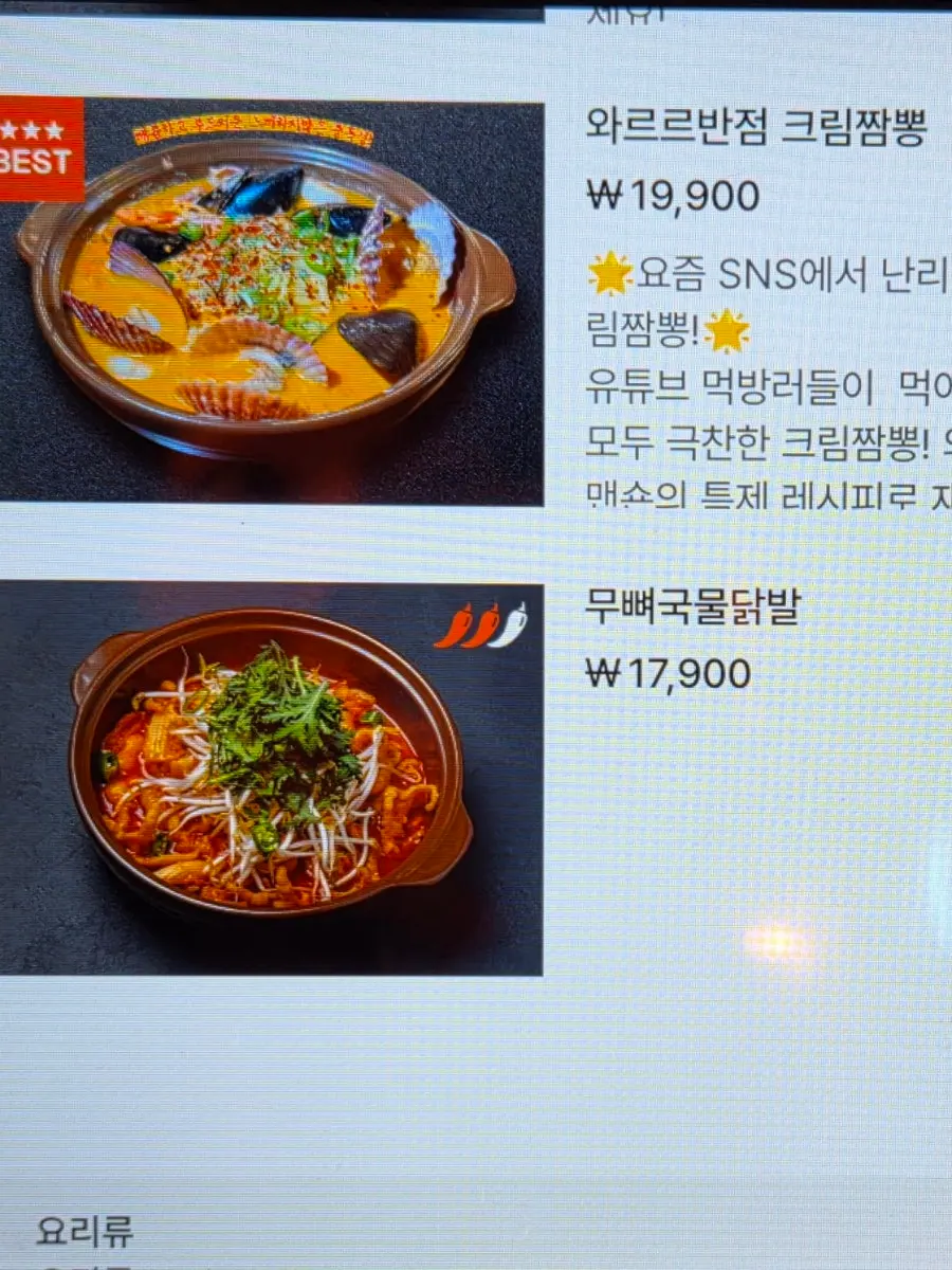 소파 좌석과 큰 스크린이 있는 와르르맨숀 홀