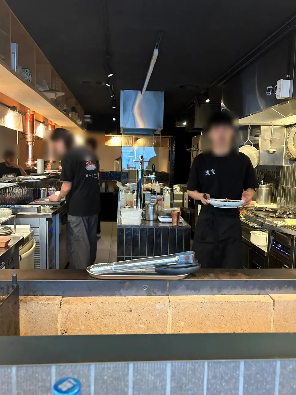 Counter (dachi) seating wrapping around the kitchen at Warayaki Tanyo