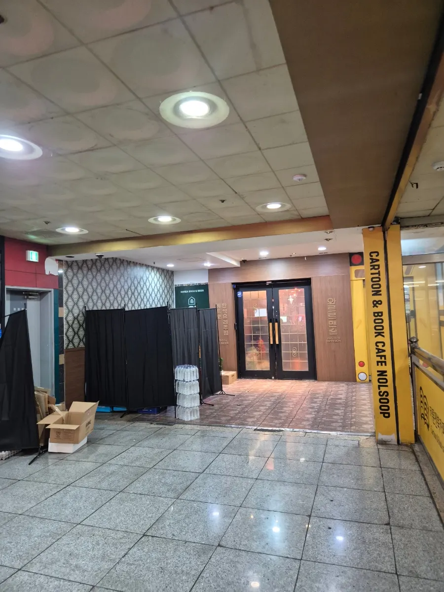 Exterior of the Wareureu Mansion Bangi Branch building in the Bangi food alley