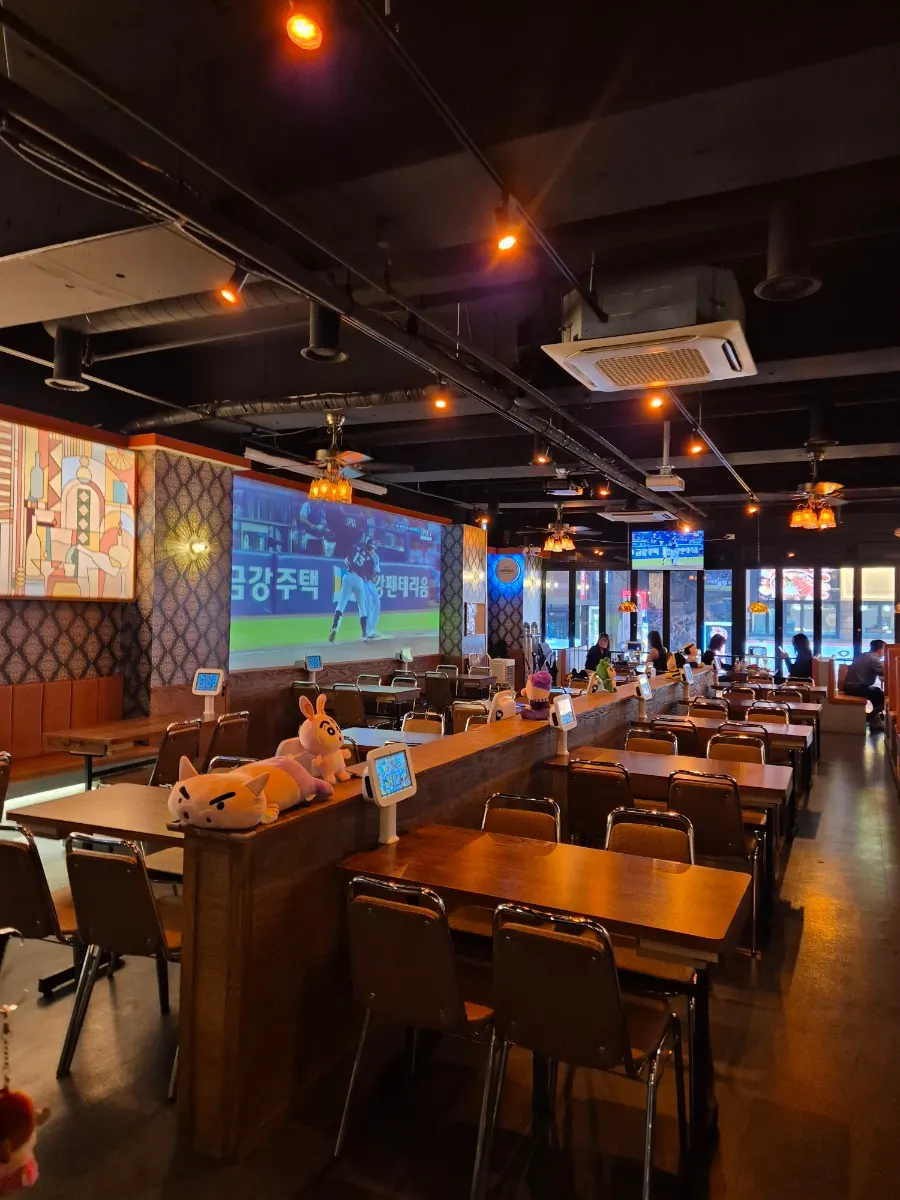 Interior of Wareureu Mansion Bangi Branch with a retro atmosphere
