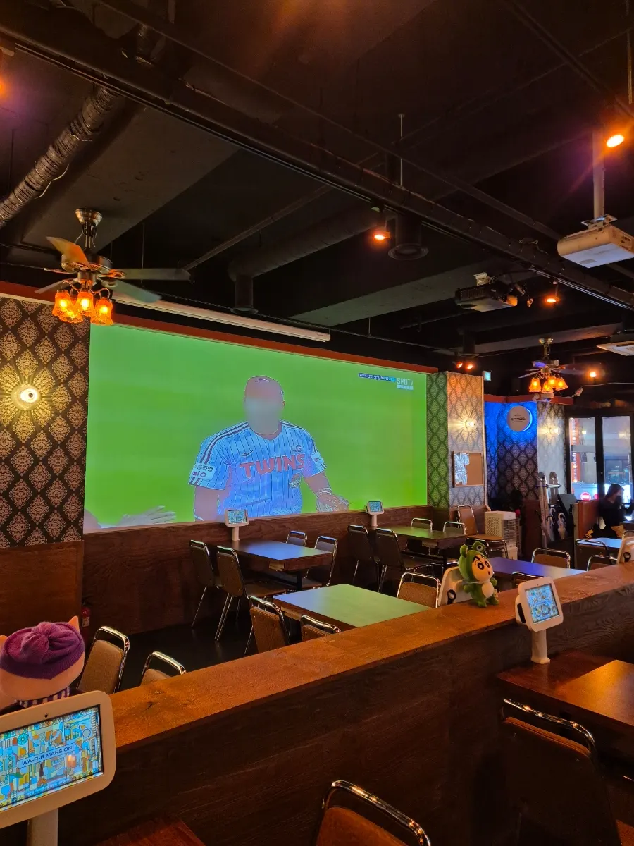 Hall of Wareureu Mansion Bangi Branch with a large screen