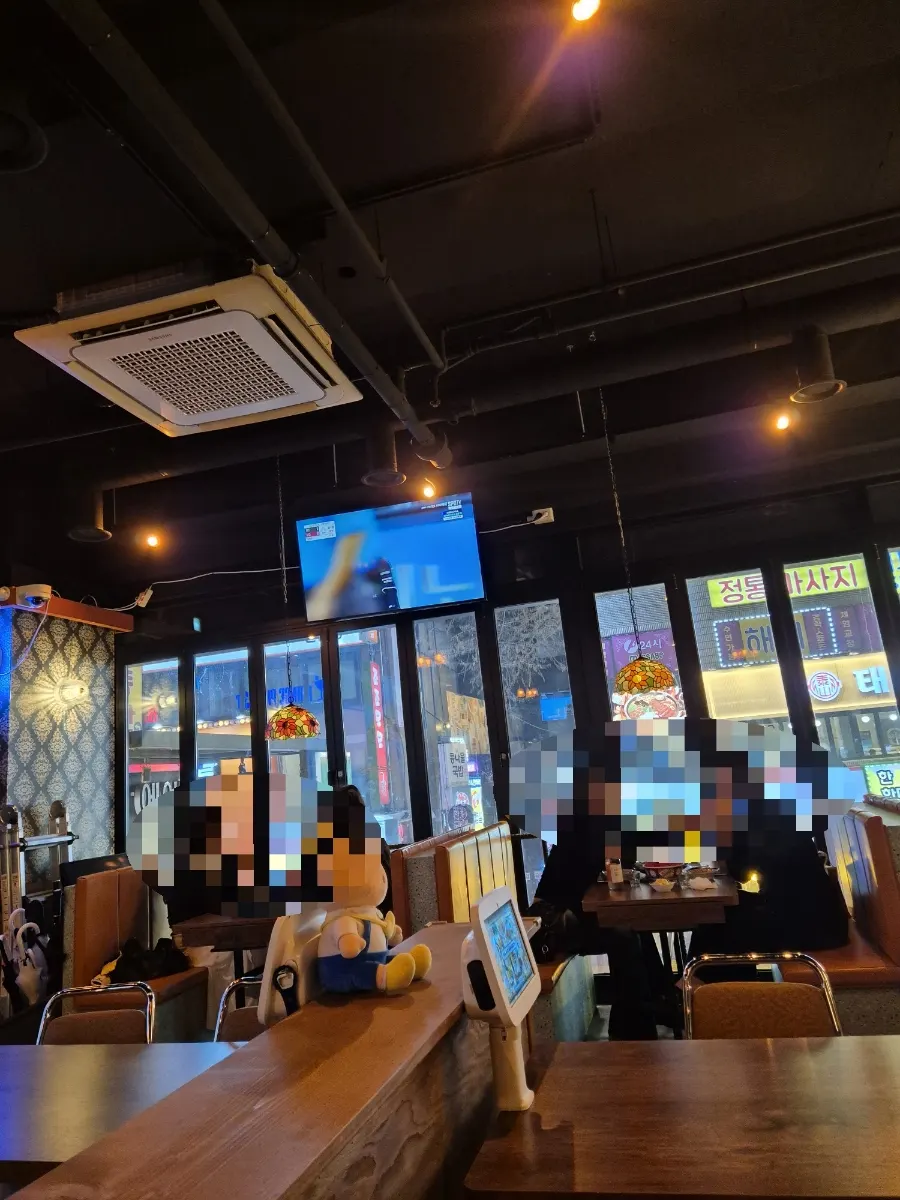 Table seating with a view of the screen